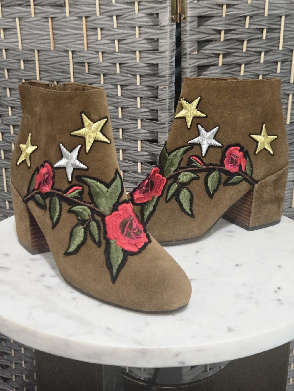Gentle Souls by Kenneth Cole Brown Suede Ankle Boots Rose Embroidery Size 7